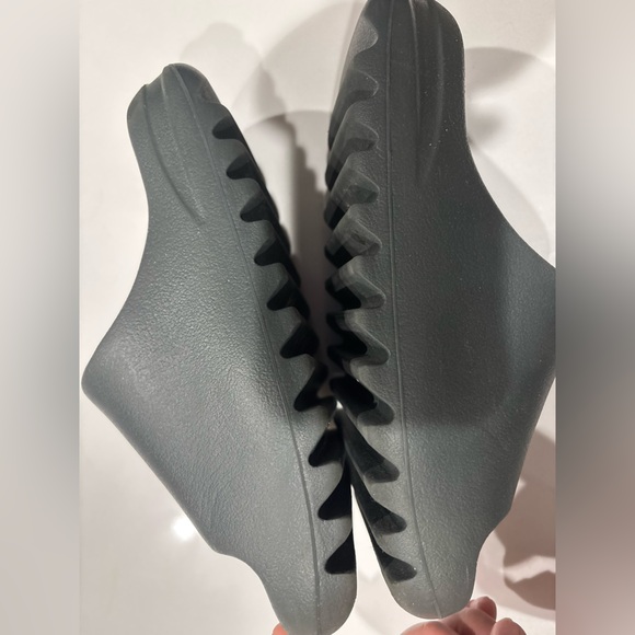 Yeezy Slide Sandals - Picture 2 of 4
